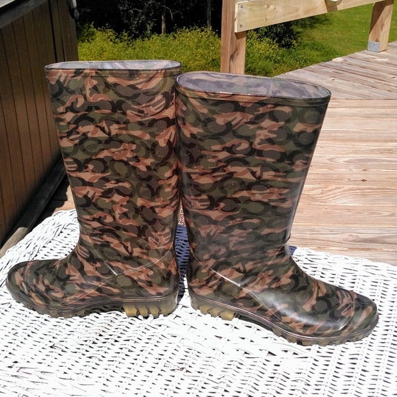 Coach Shoes - ❄️💦Coach☃️ Camo Size9 Rain boots firm